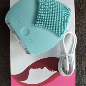 Sonic facial cleansing brush